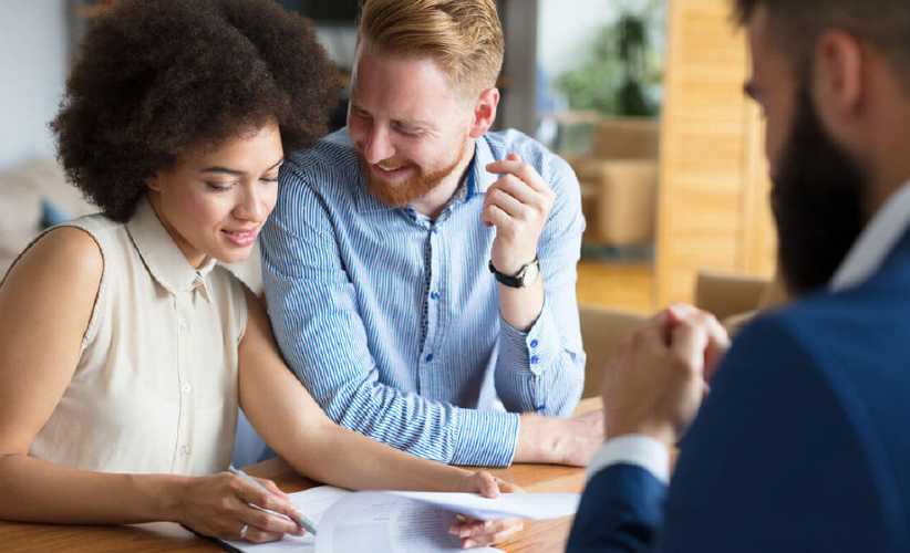 Image décorative par défaut - couple en rendez-vous chez leur expert en crédits
