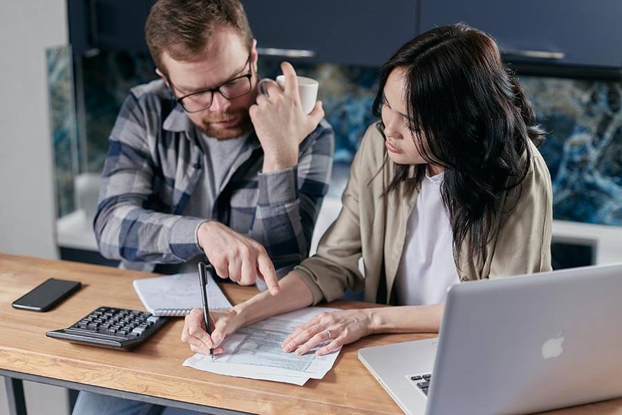 Couple qui vérifie les calculs de ses factures